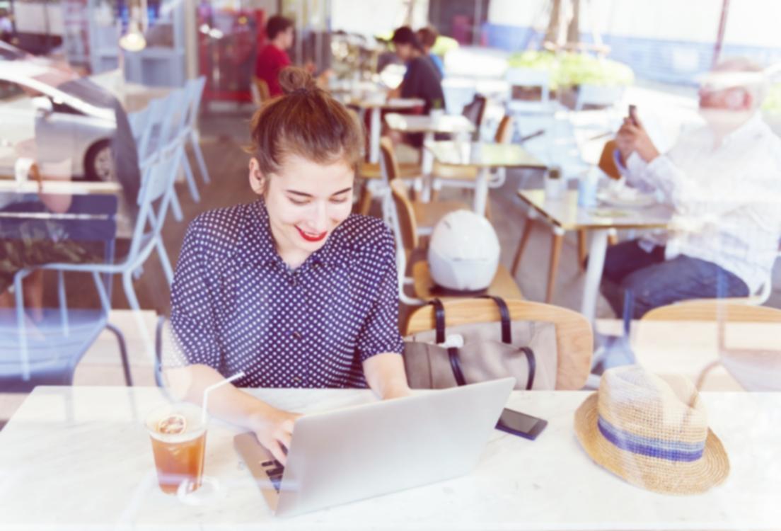 Especialistas analizando perfiles de talento en sesión práctica